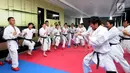 Sejumlah karateka Pelatnas Indonesia saat berlatih di Kawasan Permata Hijau, Jakarta, Jumat (9/6). Latihan ini bagian persiapan berlaga di ajang Sea Games 2017 Malaysia dan Asian Games 2018. (Liputan6.com/Helmi Fithriansyah)