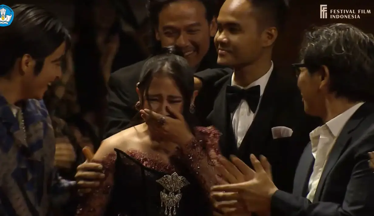 Festival Film Indonesia yang digelar Selasa (14/11/2023) menjadi salah satu momen yang ditunggu. Prilly latucondina pun jadi salah satu pemenangnya. [Foto: YouTube/Festival Film Indonesia]