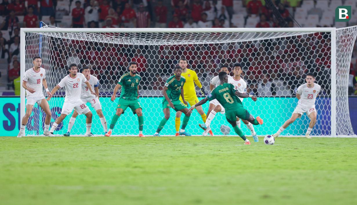 Selain efektivitas dalam memaksimalkan peluang menjadi gol, kunci terpenting di balik kemenangan Timnas Indonesia pada laga ini ialah performa defensif yang sangat solid untuk mematahkan serangan lawan. (Bola.com/M Iqbal Ichsan)