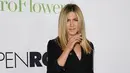 Tampil dengan dress mini Aktris Jennifer Aniston terlihat seksi saat menghadiri premiere film " Mothers Day" di TCL Chinese Theatre IMAX di Hollywood, California, USA (14/4). (AFP PHOTO/Kevin Musim Dingin)