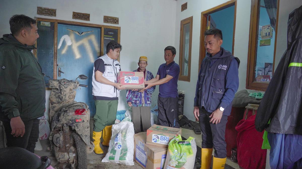 Relawan BRI Peduli Salurkan Bantuan Bagi Warga Terdampak Bencana Longsor Cisarua Bandung
