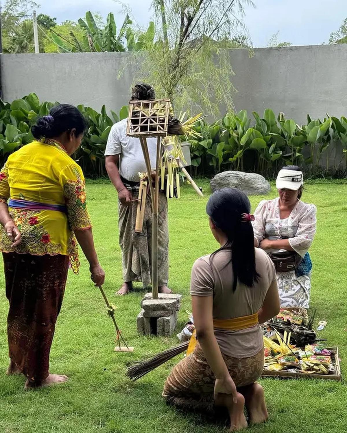 8 Potret Jennifer Coppen Gelar Ritual Melaspas di Bali, Rumah Baru Kamari
