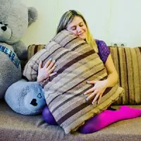 Cuma Duduk dan Tidur di Sofa, Wanita Ini Digaji Rp 13 Juta | foto : Odditycentral.com