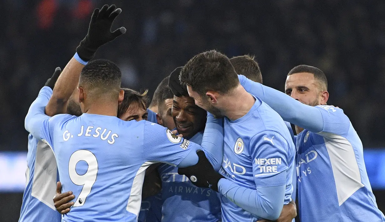 Fernandinho. Gelandang yang kini memasuki musim ke-9 bersama Manchester City telah mencetak 1 gol dan 1 assist di Liga Inggris musim ini. Gol tersebut dibuat di pekan ke-13, (28/11/2021) ke gawang West Ham saat berusia 36 tahun 6 bulan dan 24 hari. Hasil akhir City menang 2-1. (AFP/Oli Scarff)
