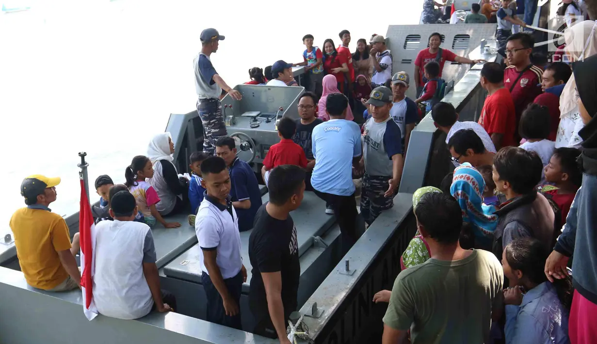 Warga berada di perahu menyaksikan Festival Danau Sunter di Jakarta, Minggau (25/2). Kegiatan tersebut untuk mengkampanyaken kebersihan dan menjaga lingkungan danau yang berada di Jakarta. (Liputan6.com/Angga Yuniar)