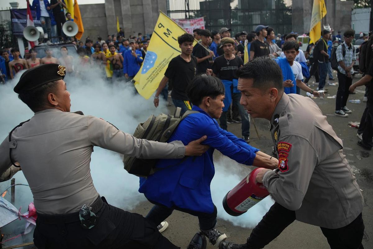 FOTO: Demo PMII di DPR Berujung Ricuh
