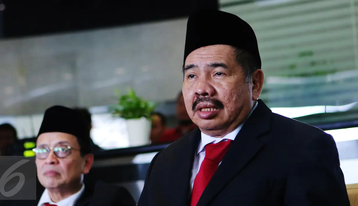 Ketua PPATK Kiagus Ahmad Badaruddin dan Wakil Ketua, Dian Ediana Rae (kiri) memberi keterangan usai sertijab di Gedung PPATK, Jakarta, Rabu (26/10). Dalam keteranganya Kiagus menjelaskan akan memperhatikan penanganan TPPU. (Liputan6.com/Angga Yuniar)