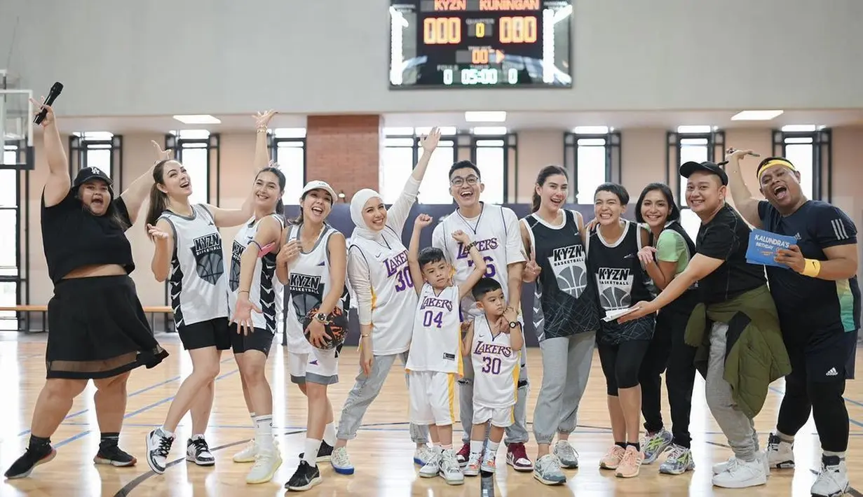 Pesta ulang tahun Muhammad Kalundra Ratinggang dibuat secara meriah dengan mengusung tema Champion Party.  Tampak beberapa selebriti yang hadir mengenakan pakaian sporty. Selain bulu tangkis, ada juga tanding basket mama muda. [Instagram/nsyakieb85]