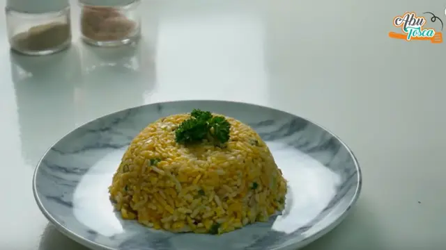 Resep nasi campur telur. (dok. Youtube Abu Tosca/https://www.youtube.com/watch?v=uBQ7cGk_Yg8&feature=youtu.be/Adhita Diansyavira)