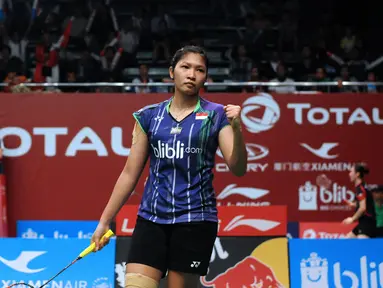 Tunggal putri Indonesia, Lindaweni Fanetri mengepalkan tangan saat melawan RatchanokIntanon (Thailand) di Total BWF World Championships 2015 di Jakarta, Kamis (13/8/2015). Lindaweni unggul 24-26, 21-10, 5-8 (mundur). (Liputan6.com/Helmi Fithriansyah)
