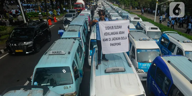 Ratusan Sopir JakLingko Demo di Balai Kota Jakarta