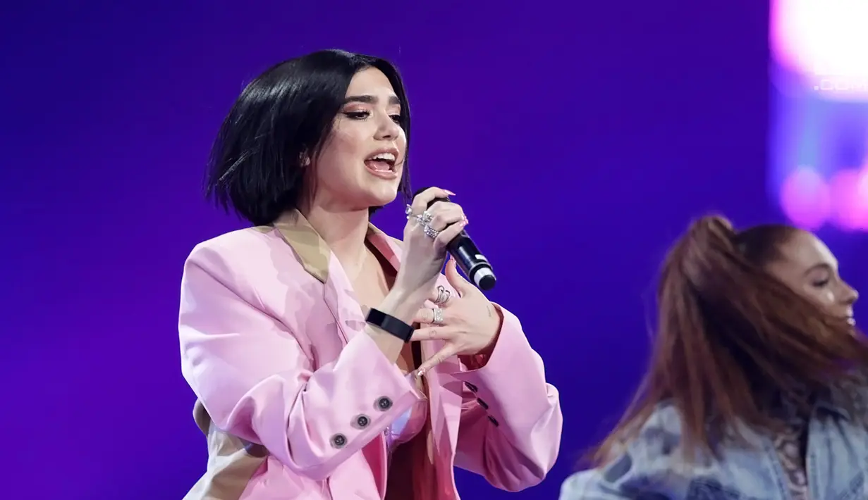 Penyanyi asal Inggris, Dua Lipa tampil di Konser Lazada Super Party di ICE BSD, Serpong, Tangerang Selatan, Banten, Selasa (26/3/2019). Penyanyi pemenang Grammy dan Brit Award ini membawakan lagu One Kiss, Lost In Your Light hingga Scared To Be Lonely. (Fimela.com/Bambang E. Ros)