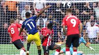 Mason Greenwood dari Manchester United, kedua dari kiri, mencetak gol pertama timnya dalam pertandingan melawan Southampton, selama pertandingan sepak bola Liga Inggris di Stadion St. Mary di Southampton, Inggris, Minggu 22 Agustus 2021. (Andrew Matthews/