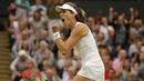 Ekspresi Johanna Konta saat mengalahkan petenis Rumania, Simona Halep pada perempat final tunggal putri Wimbledon 2017 di The All England Lawn Tennis Club, Wimbledon, London, (11/7/2017). (AP/Alastair Grant)