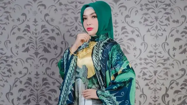 Blazer Roro Fitria yang Elegan tapi Tetap Nyentrik (Instagram @roro.fitria1989)