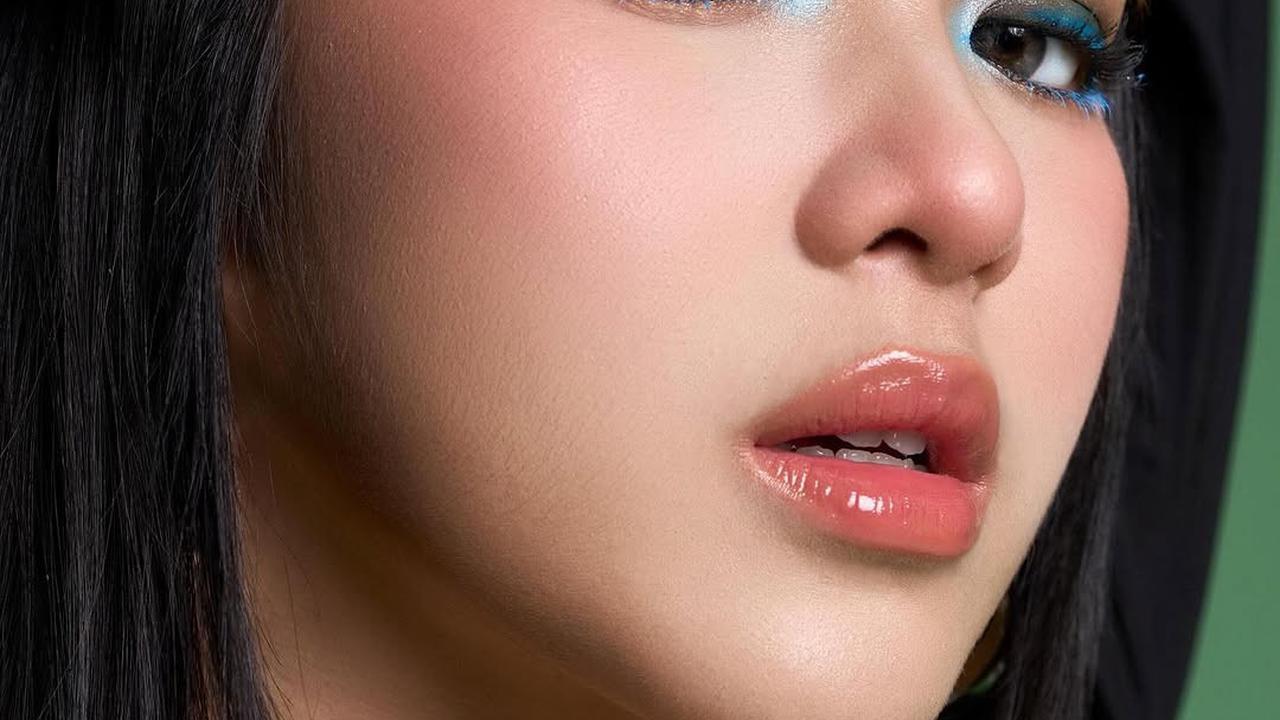 4 Gaya Pemotretan Terbaru Tiara Andini Tampil Fresh dengan Riasan Mata Biru yang Memikat