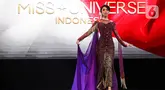Miss Universe Indonesia 2024 Clara Shafira Krebs saat memeragakan salah satu koleksi busana sebelum memberikan keterangan terkait keberangkatannya ke ajang Miss Universe 2024, Gedung Kesenian Jakarta, Jakarta Pusat, Sabtu (26/10/2024). (Liputan6.com/Angga Yuniar)