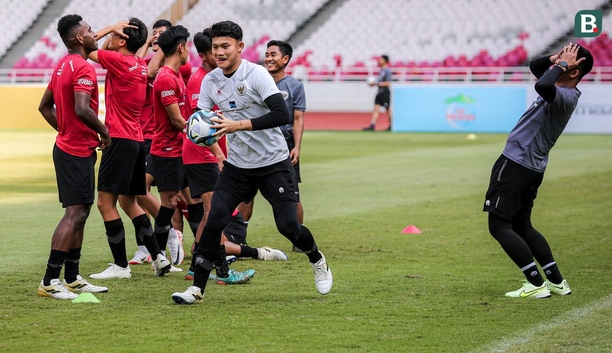 Kiper Timnas Indonesia U-17 saat melakukan permainan saat latihan menjelang Piala Dunia U-17 2023 di Stadion Utama Gelora Bung Karno (SUGBK), Senayan, Jakarta, Senin (30/10/2023). (Bola.com/Bagaskara Lazuardi)