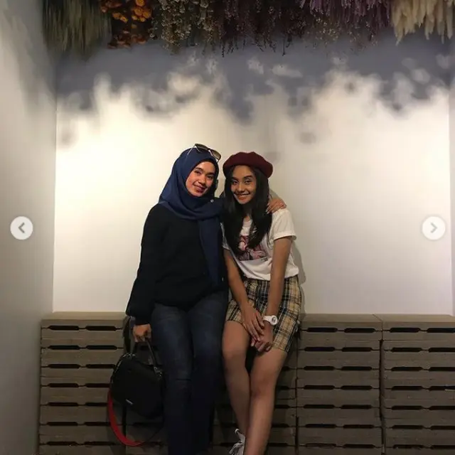 6 Potret Kebersamaan Nabila Atmaja dan Ibunda, Bak Kakak Adik