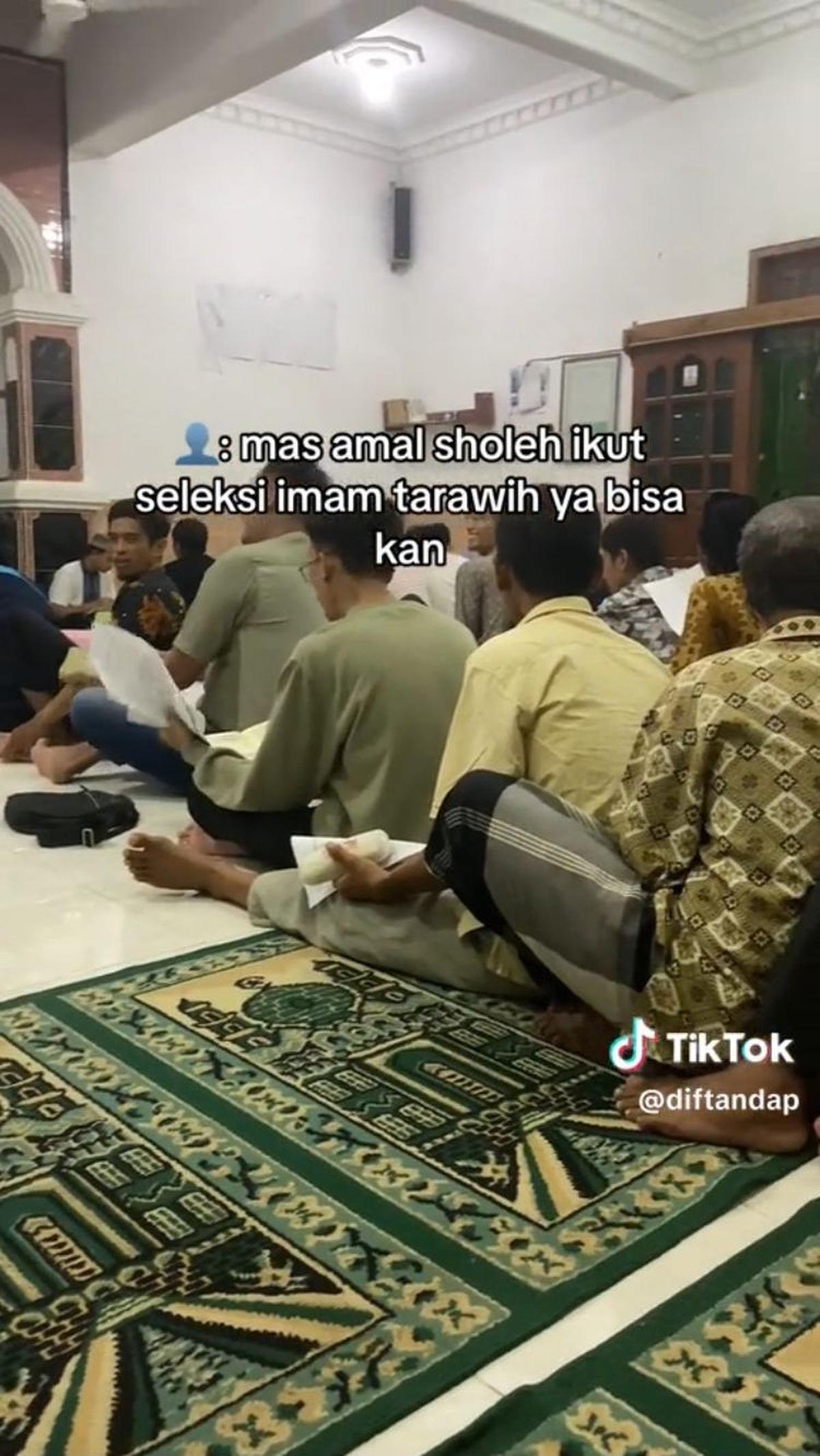 Antusias para warga di sekitar masjid ini pun menarik perhatian sekaligus menuai pujian warganet.