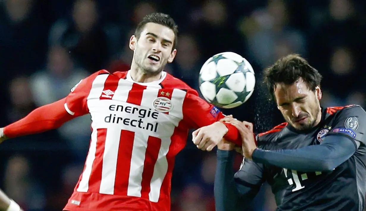 Duel pemain Bayern Munich, Mats Hummels dengan pemain PSV Eindhoven, Gaston Pereiro pada laga grup D Liga Champions di PSV Stadium, Eindhoven, (01/11/2016). (REUTERS/Michael Kooren)  