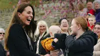 Kate Middleton ngakak lihat tasnya jadi mainan bayi umur setahun. (Ben Birchall/Pool via AP)