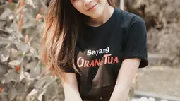 Penampilan kasualnya dengan baju kaus hitam bertuliskan "Sayang Orangtua" ini sangat menawan. Wanita kelahiran Surabaya ini, baru-baru ini juga membintangi sebuah sinetron berjudul Cahaya Mentari bersama Dewi Persik. (Liputan6.com/IG/@faynabilalxndr)