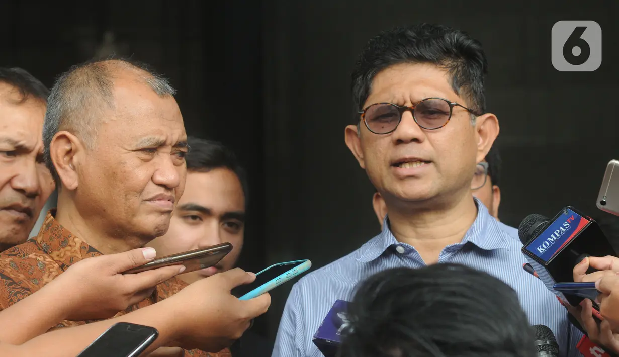 Ketua KPK Agus Rahardjo, Wakil Pimpinan KPK Saut Situmorang, dan Wakil Pimpinan KPK Laode M Syarif memberikan keterangan di Gedung KPK, Jakarta, Rabu (20/11/2019). Atas nama pribadi, ketiganya akan menjadi pemohon ke MK dalam uji materi UU Nomor 19 Tahun 2019 tentang KPK. (merdeka.com/Dwi Narwoko)