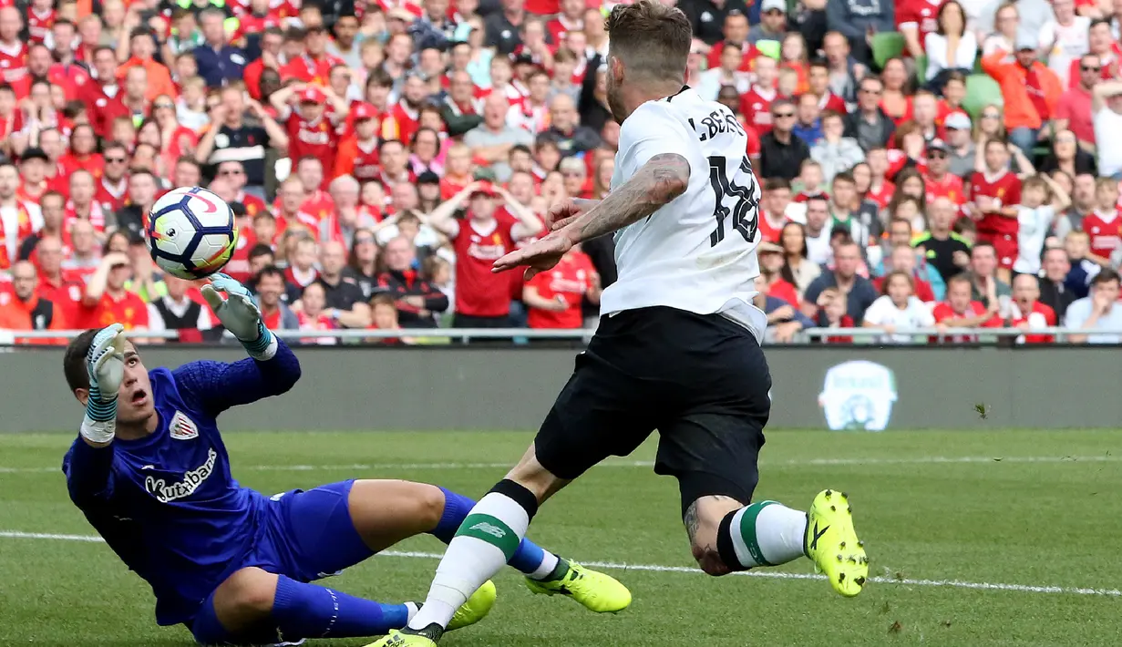 Kepa Arrizabalaga menangkap bola tendangan pemain Liverpool Alberto Moreno saat pertandingan persahabatan di stadion Aviva di Dublin, Irlandia (5/7). Di Chelsea, Arrizabalaga mendapatkan kontrak selama tujuh tahun.  (AFP Photo/Paulus Iman)