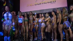 Sejumlah kontestan berpose di atas catwalk selama Miss Bumbum Brazil 2017 di Sao Paulo, Brasil (7/11). Sebanyak 15 kontestan bersaing dalam kontes kecantikan bokong seksi tersebut. (AFP PHOTO/Nelson Almeida)