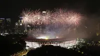 Suasana pesta kembang api saat pembukaan Asian Games di SUGBK, Jakarta, Jumat (18/8/2018). (AP/Achmad Ibrahim)