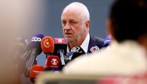 Pelatih Timnas Irak asal Australia, Graham Arnold, berbicara selama konferensi pers mengenai persiapan Timnas Irak untuk Piala Dunia 2026, di markas besar Asosiasi Sepak Bola Irak, di Baghdad pada 16 Mei 2026. Timnas Irak, yang dikenal sebagai "Singa Mesopotamia", yang persiapannya terganggu oleh perang di Timur Tengah, memastikan penampilan pertama mereka di Piala Dunia dalam 40 tahun, dan akan bermain di Grup I melawan Prancis, Senegal, dan Norwegia. (Murtaja LATEEF/AFP)