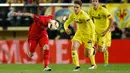 Gelandang Villarreal, Denis Suarez (kanan) berusaha merebut bola dari bek Liverpool, Alberto Moreno pada leg pertama liga Europa di stadion El Madrigal, Spanyol, (28/4). Villarreal menang atas Liverpool dengan skor 1-0. (Reuters / Albert Gea)