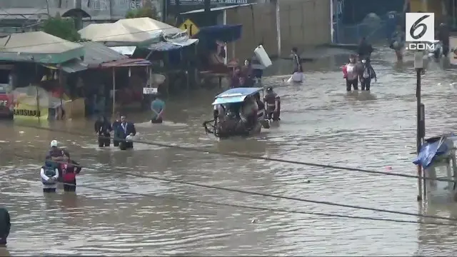 Luapan sungai Citarum menyebabkan banjir di kawasan Baleendah, Kabupaten Bandung. Akses jalan terputus, dan warga harus berjalan kaki untuk melewati banjir.