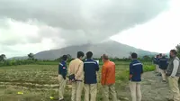 Kepala Badan Geologi Kementerian ESDM, Eko Budi Lelono melakukan monitoring ke Pos Pengamatan Gunungapi Sinabung yang berlokasi di Desa Ndokum Siroga.