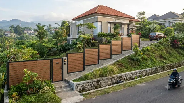 Inspirasi Pagar Berundak untuk Rumah di Lahan Miring Model Garis Horizontal Mengikuti Kontur Lahan
