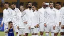 Seorang anak menangis di depan pemain Real Madrid jelang pertandingan International Champions Cup melawan AC Milan di Shanghai, Tiongkok. (30/7/2015). (Reuters/Aly Song)