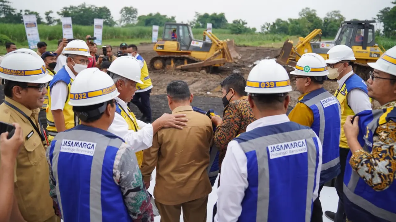 Menteri PUPR Basuki Basuki Hadimuljono menghadiri peletakan batu pertama proyek Jalan Tol Probolinggo-Banyuwangi ruas Probolinggo-Besuki