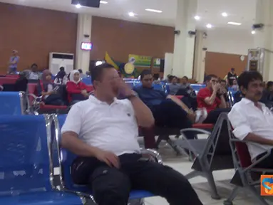 Penumpang Lion Air jt 0396 jurusan Jakarta-Medan-Banda Aceh mengalami keterlambatan akibat salah seorang pramugarinya sakit. 