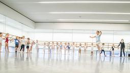 Seorang anak menunjukan kebolehannya manari balet saat audisi di Sekolah Ballet Amerika (11/4/2016). Setiap anak berusia 6 sampai 10 tahun diundang untuk mengikuti audisi di Sekolah Balet Amerika. (AFP/Mark Sagliocco)
