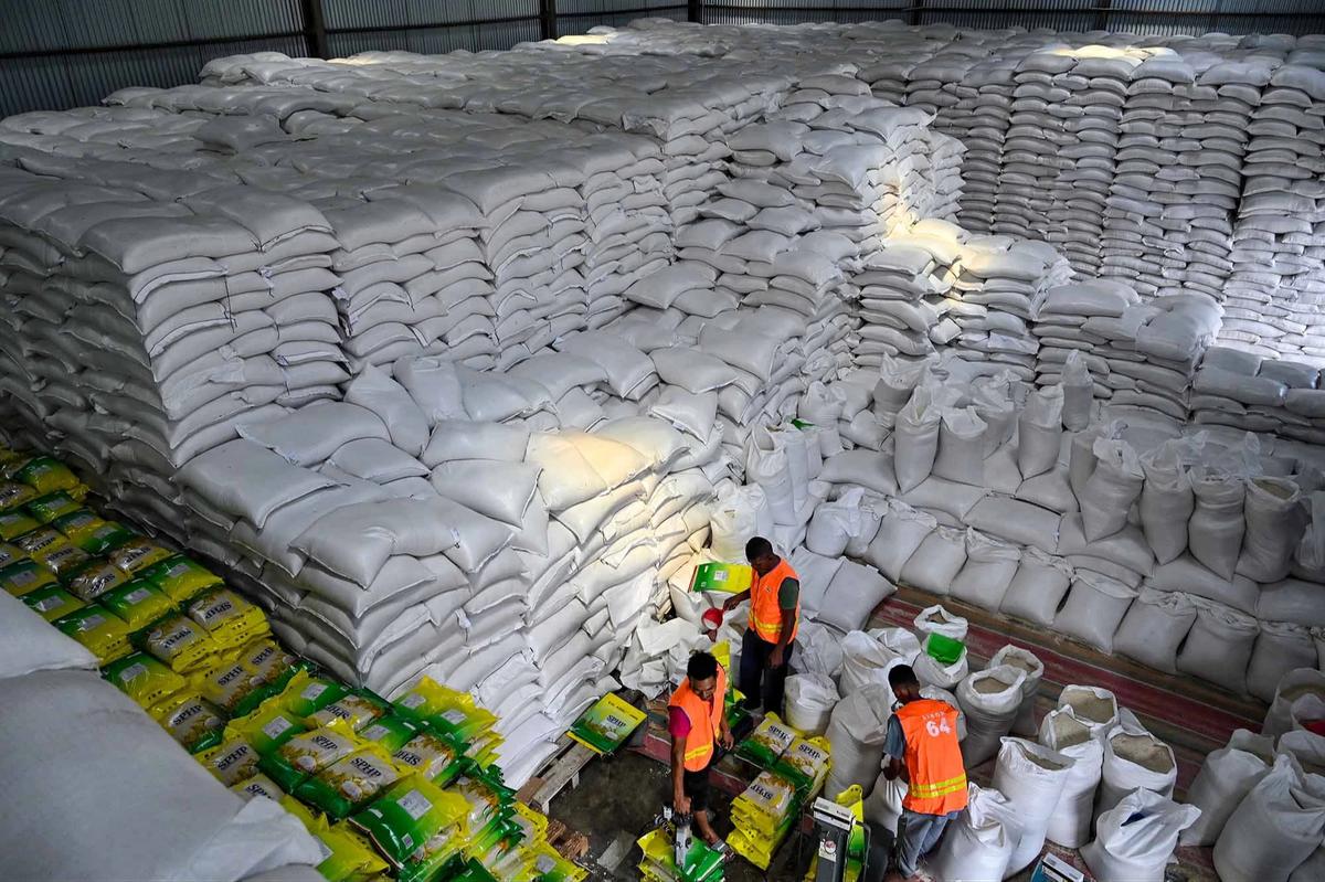 FOTO: Bulog Pastikan Stok Beras Sumatera Aman untuk Penanganan Bencana