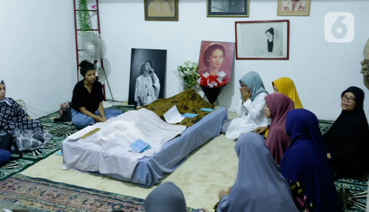 Sejumlah kerabat dan anggota keluarga berdoa di dekat jenazah artis senior Ade Irawan di rumah duka kawasan Lebak Buluk, Jakarta Selatan, Jumat (17/1/2020). Ibunda Ria Irawan tersebut meninggal dunia di Rumah Sakit Fatmawati pada Jumat (17/1/2020) pada usia 82 tahun. (Liputan6.com/Johan Tallo)