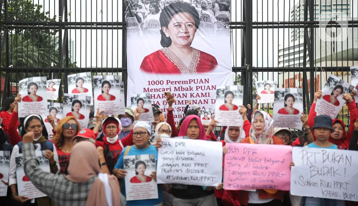 Peserta aksi dari kalangan perempuan melakukan demonstrasi di depan Gedung DPR RI, Jakarta, Rabu (8/3/2023). Di sekeliling gerbang DPR dipasang kawat berduri untuk melindungi Kompleks Parlemen. (Liputan6.com/Faizal Fanani)