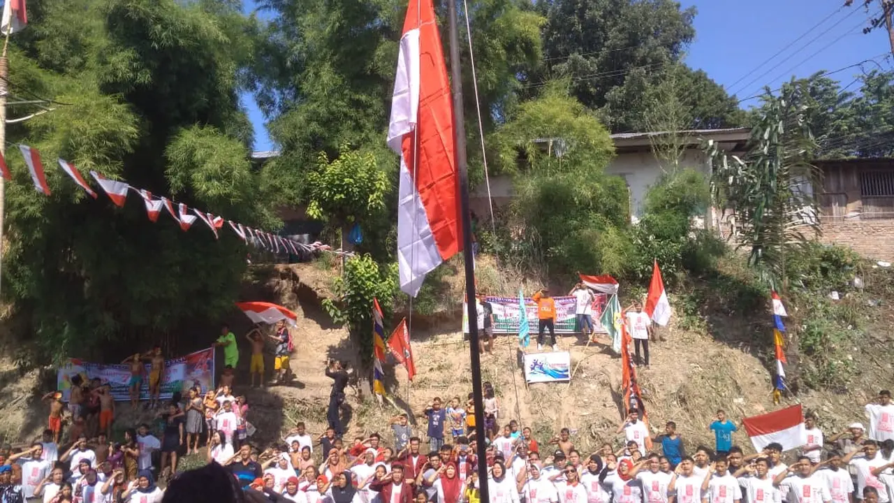 Upaca bendera di dalam Sungai Deli/Reza Efendi