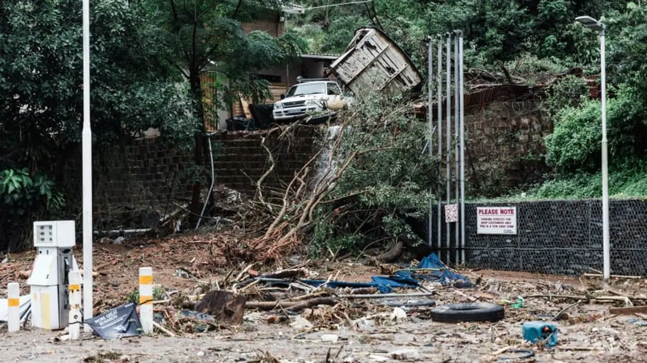 Situasi pasca banjir bandang di Afrika Selatan yang menewaskan 60 korban jiwa. (Photo: AFP/Rajesh Jantilal)
