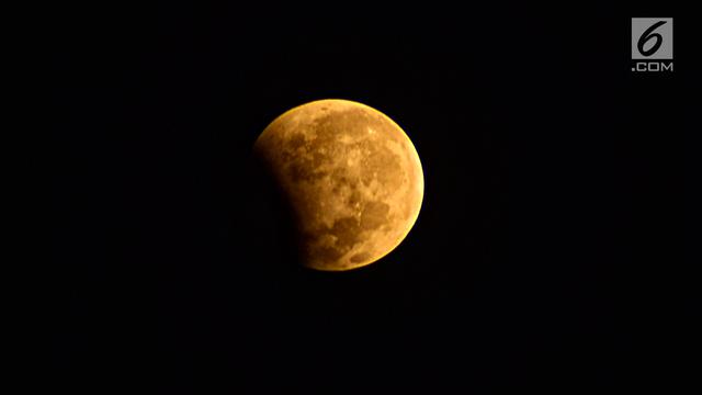 Warga Semarang Menikmati Gerhana Bulan