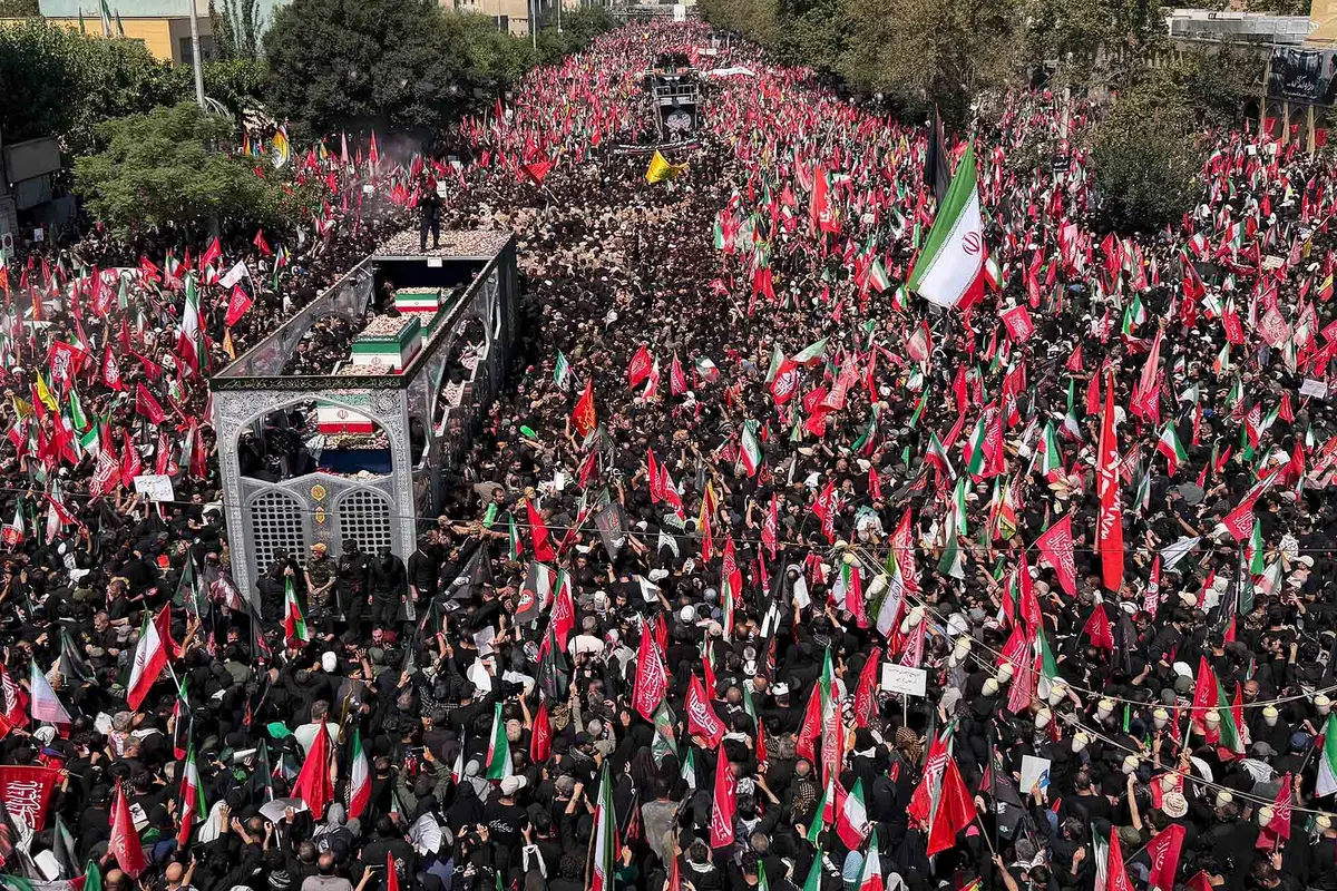 Jutaan Pelayat Antar Ali Khamenei Menuju Peristirahatan Terakhir