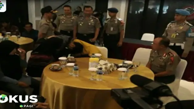 Suasana haru mewarnai pertemuan keluarga dan Irawan Maulana yang sudah menunggu sejak pagi.