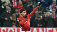 Penyerang Bayern Munchen, Robert Lewandowski, melakukan selebrasi ibu hamil usai membobol gawang Atletico Madrid pada laga Liga Champions di Stadion Alianz Arena, Jerman, Kamis (7/12/2016). Munchen menang 1-0 atas Atletico. (AFP/Christof Stache)