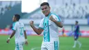 Pemain PSBS Biak, Alexandro Santos, melakukan selebrasi setelah mencetak gol ke gawang Persita Tangerang pada laga BRI Liga 1 di Stadion Indomilk Arena, Sabtu (3/5/2025) petang WIB. (Bola.com/M Iqbal Ichsan)